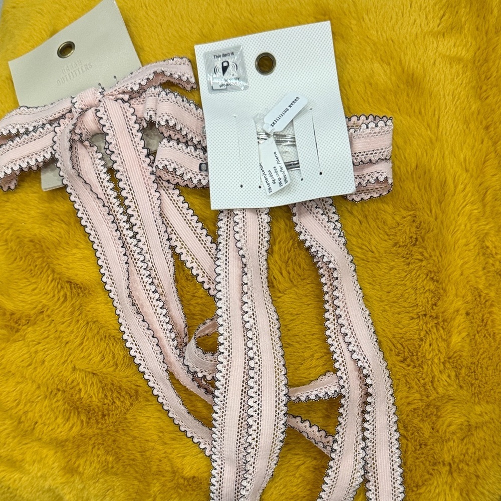 4 pieces / 2 pairs: Elegant Pink Lace Hair Bows - Picture 3 of 3